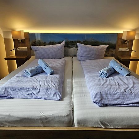 נורדייך Hotel Pension Am Hafen מראה חיצוני תמונה