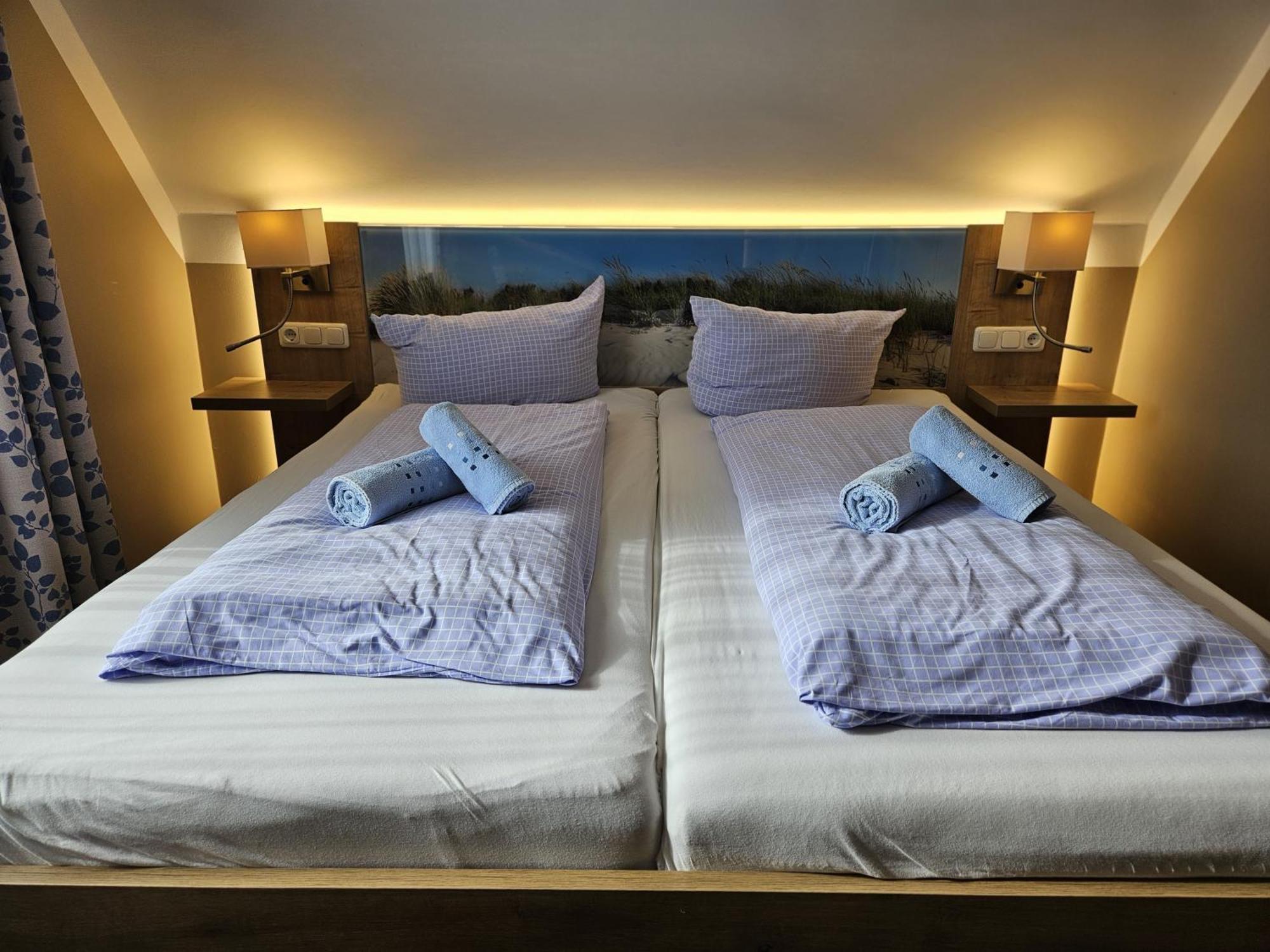נורדייך Hotel Pension Am Hafen מראה חיצוני תמונה