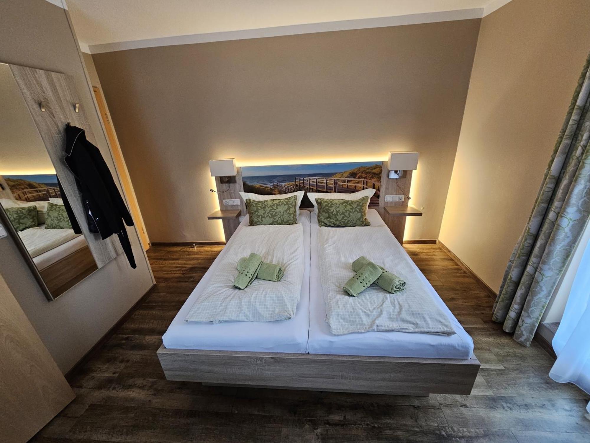 נורדייך Hotel Pension Am Hafen מראה חיצוני תמונה