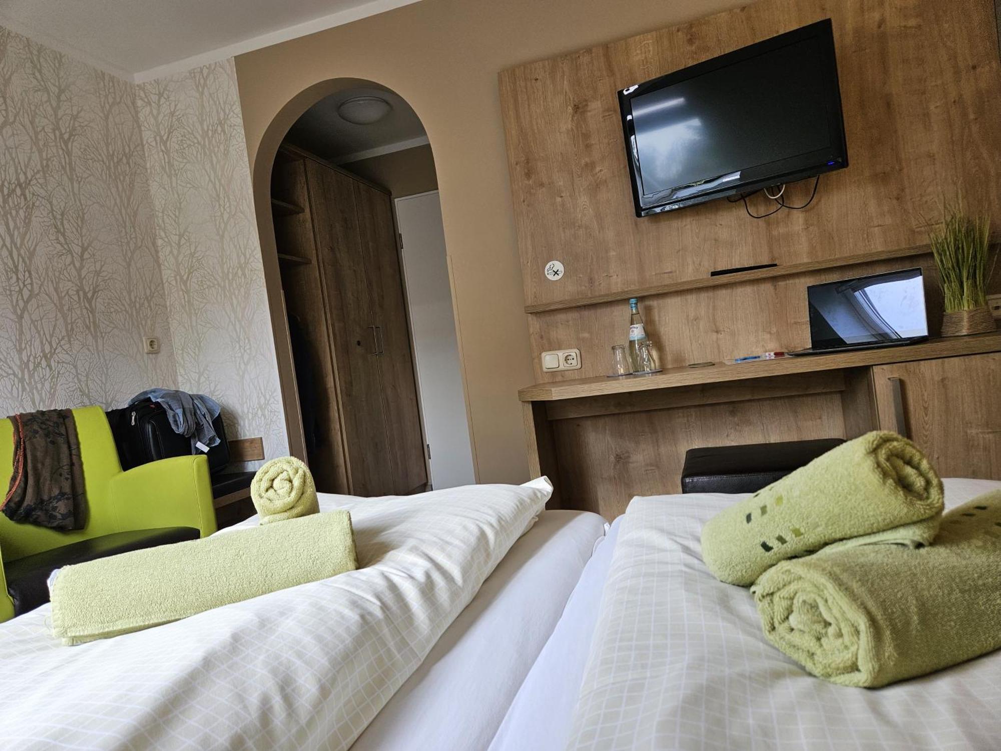 נורדייך Hotel Pension Am Hafen מראה חיצוני תמונה