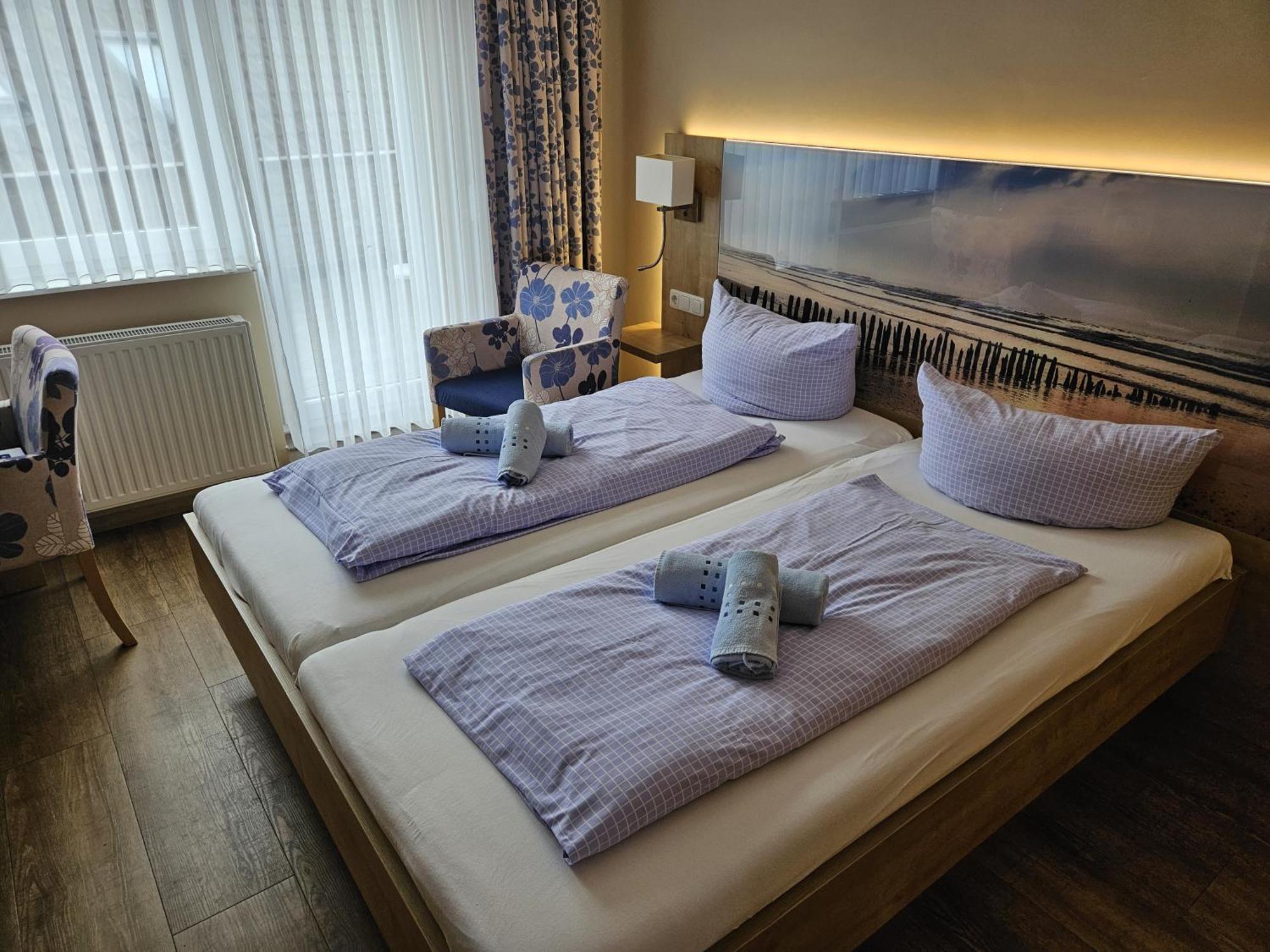 נורדייך Hotel Pension Am Hafen מראה חיצוני תמונה