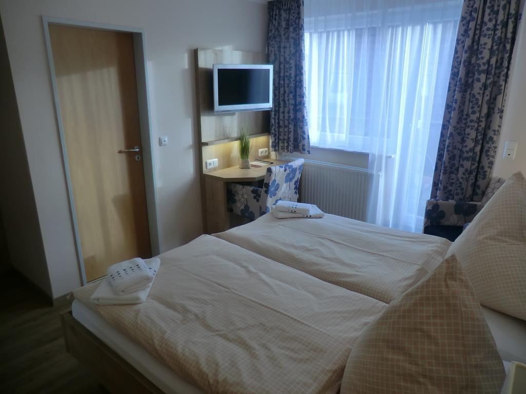 נורדייך Hotel Pension Am Hafen מראה חיצוני תמונה