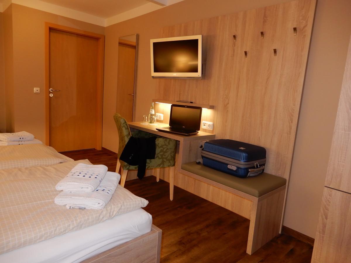 נורדייך Hotel Pension Am Hafen מראה חיצוני תמונה
