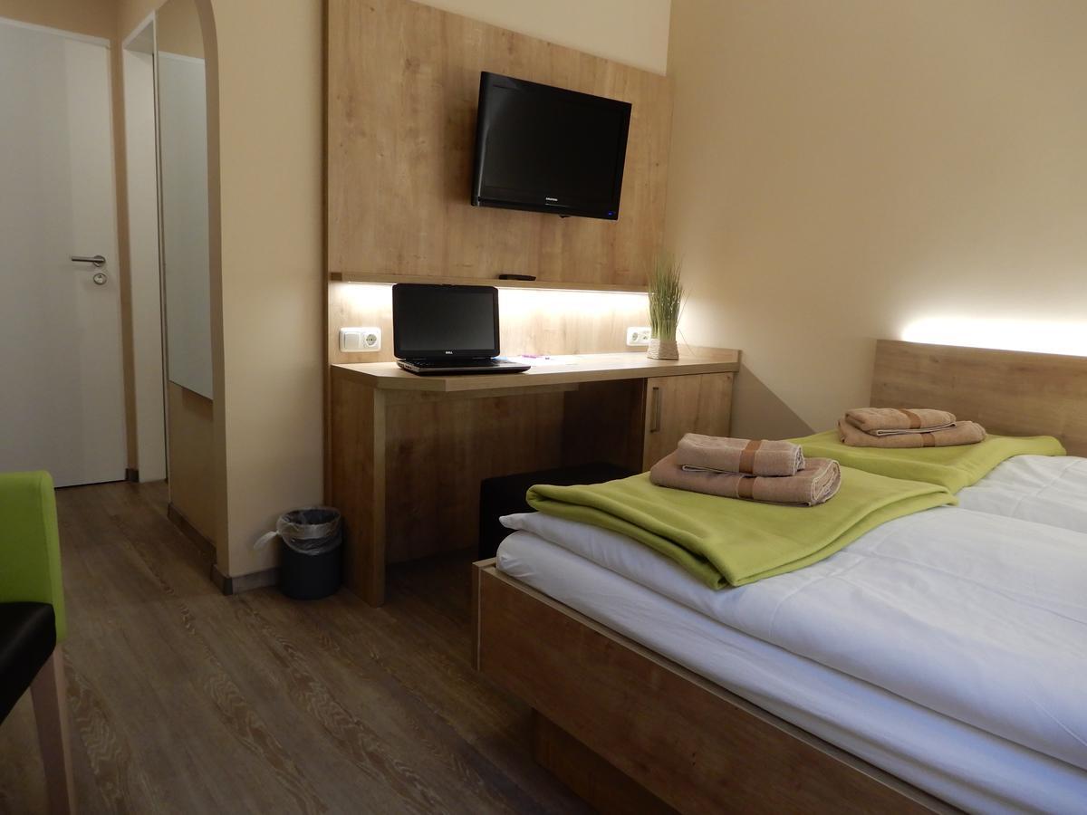 נורדייך Hotel Pension Am Hafen מראה חיצוני תמונה