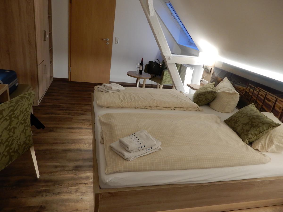 נורדייך Hotel Pension Am Hafen מראה חיצוני תמונה
