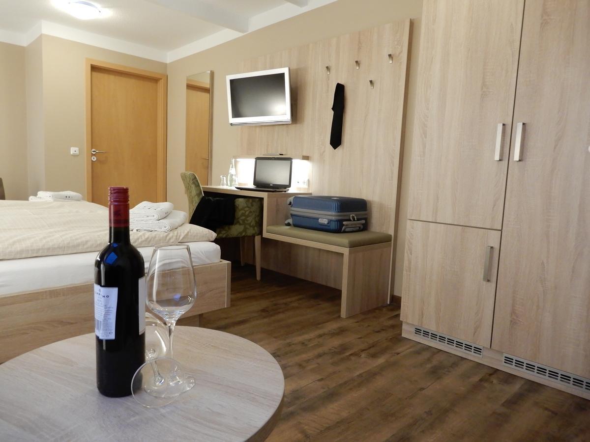 נורדייך Hotel Pension Am Hafen מראה חיצוני תמונה