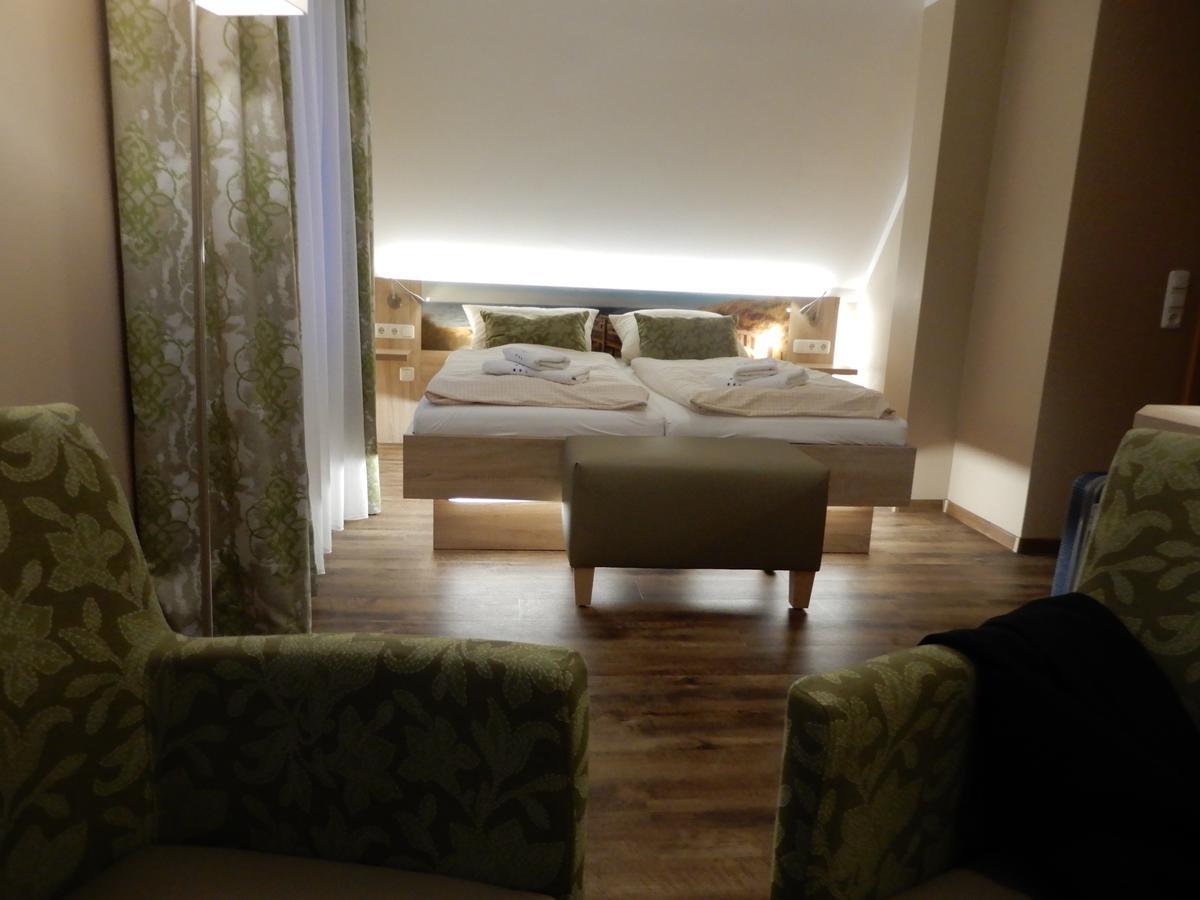 נורדייך Hotel Pension Am Hafen מראה חיצוני תמונה